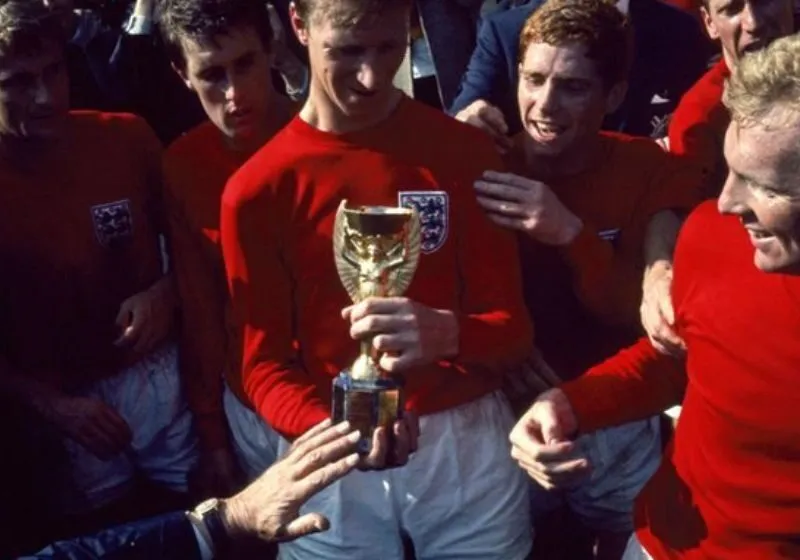 Jack Charlton nâng cao Cúp vô địch Thế giới cùng tuyển Anh năm 1966