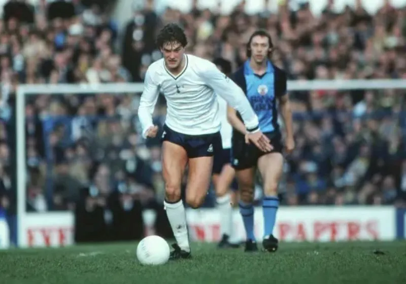 Glenn Hoddle ra mắt đội một Tottenham Hotspur năm 1975