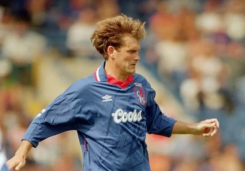  Glenn Hoddle trở về Anh khoác áo Chelsea, ông vừa thi đấu, vừa đảm nhận vai trò cầu thủ kiêm huấn luyện viên