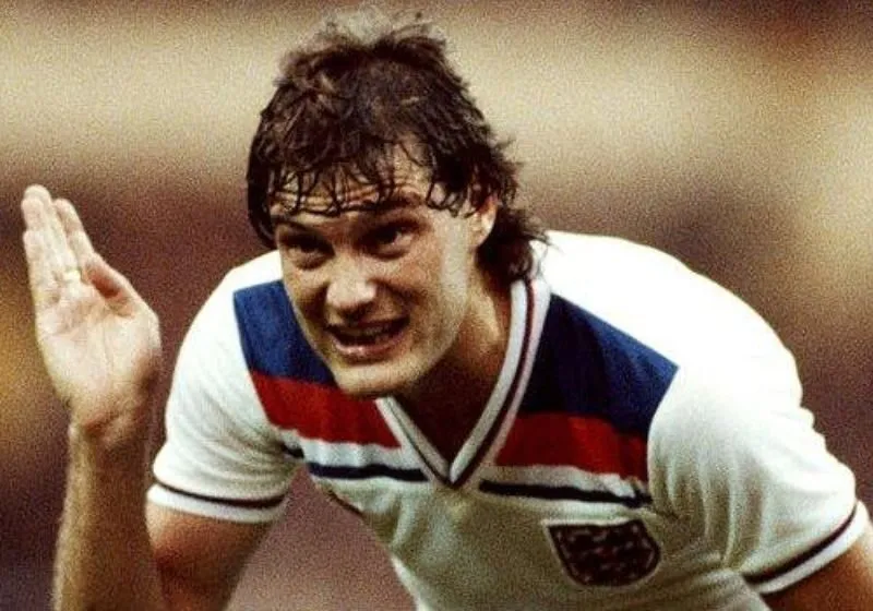 Trong màu áo đội tuyển quốc gia Anh, Glenn Hoddle có 53 lần ra sân và ghi được 8 bàn thắng