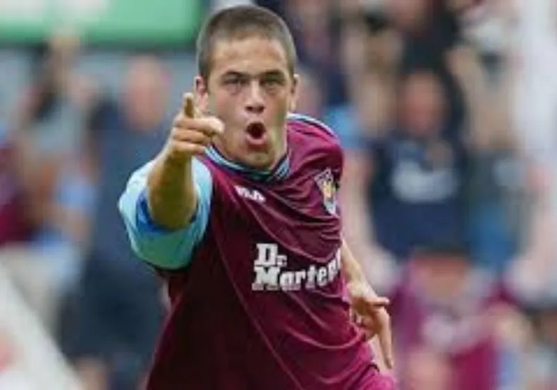 Năm 9 tuổi, Joe Cole gia nhập lò đào tạo West Ham United