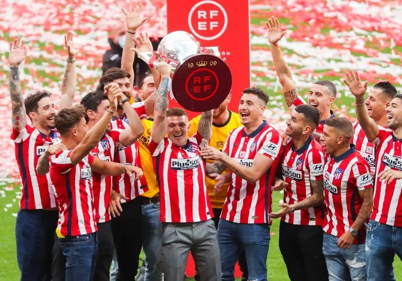 Kieran Trippier cùng các đồng đội Atlético Madrid ăn mừng chức vô địch La Liga 2020/21