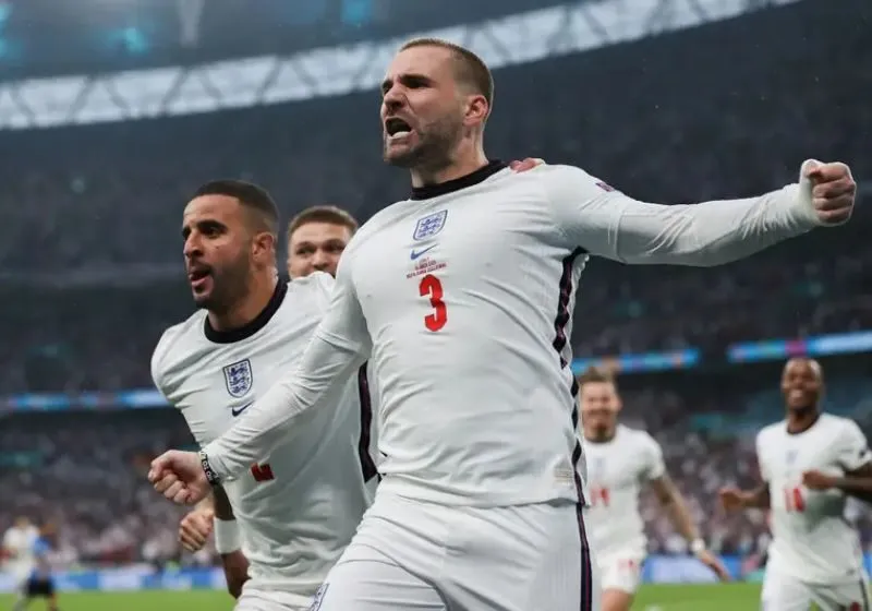 Luke Shaw cùng đội tuyển bóng đá Anh