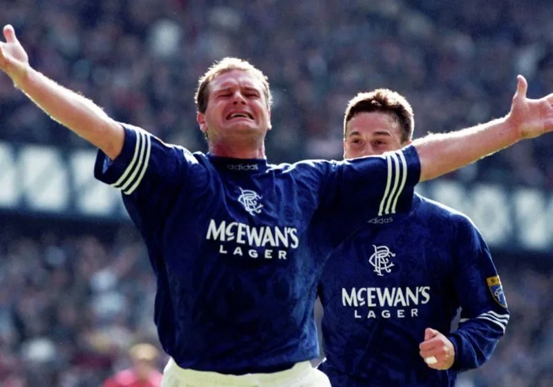 Paul Gascoigne được xem là mẫu tiền vệ tấn công toàn diện, kết hợp giữa kỹ thuật cá nhân, sự sáng tạo và thể lực sung mãn