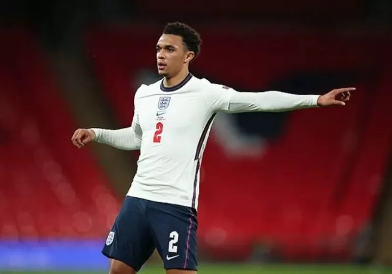 Trent Alexander-Arnold trong màu áo đội tuyển bóng đá Anh