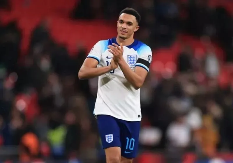 Trent Alexander-Arnold trong màu áo đội tuyển Anh – ngôi sao bóng đá Anh với phong cách thi đấu sáng tạo và khả năng kiến tạo đẳng cấp