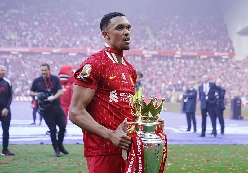 Trent Alexander-Arnold ăn mừng cùng chiếc cúp Ngoại hạng Anh trong màu áo Liverpool