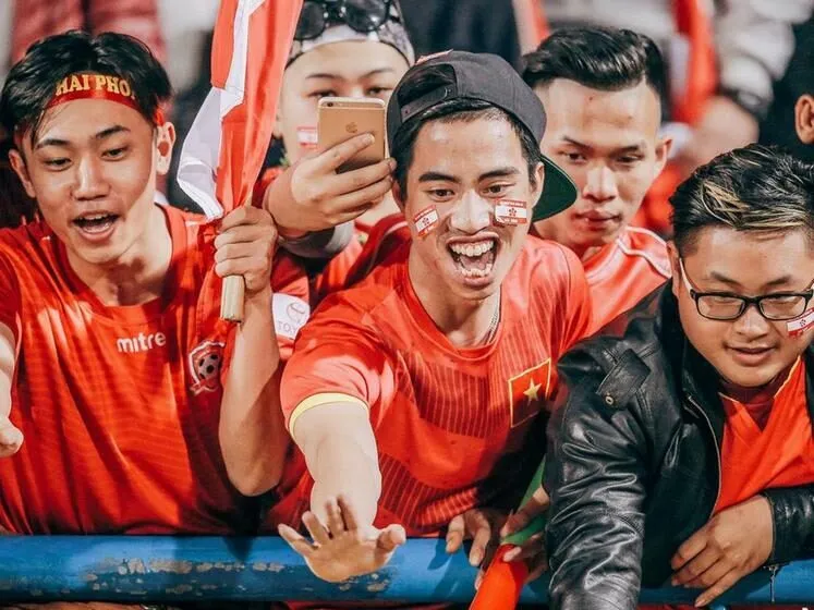 Giới trẻ Việt Nam cuồng bóng đá