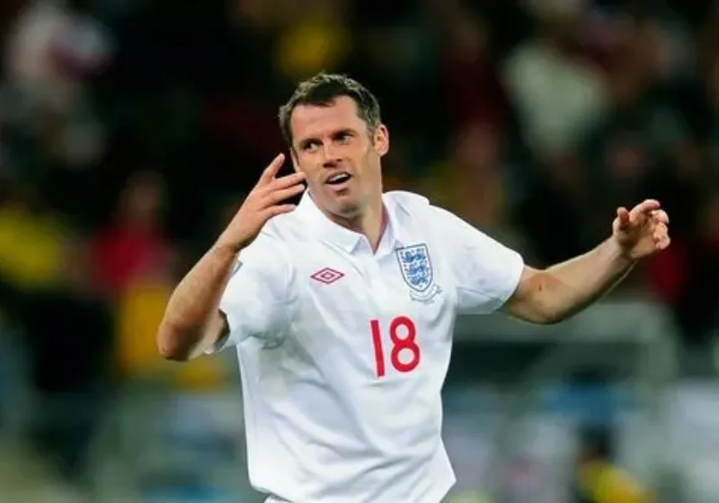 Jamie Carragher vẫn được đánh giá cao nhờ tinh thần chiến đấu, sự kỷ luật và phong cách phòng ngự chắc chắn