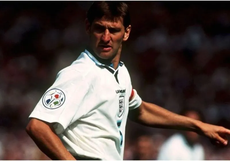 Tony Adams - hình mẫu cho tinh thần chiến đấu và lòng trung thành với màu cờ sắc áo.
